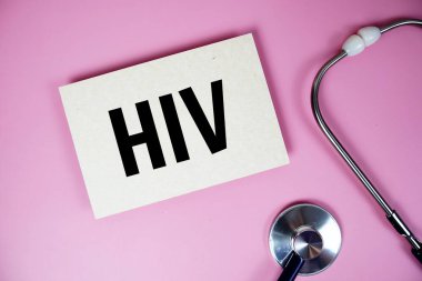Pembe arka planda steteskoplu HIV metni, sağlıklı ve sağlıklı olma kavramı