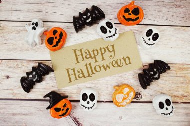 Ahşap arka planda Cadılar Bayramı Elementi ile Mutlu Cadılar Bayramı metinleri