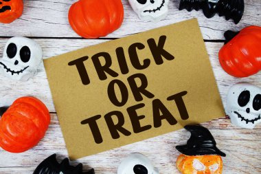 Ahşap zeminde Cadılar Bayramı elementi olan şaka mı şeker mi metni