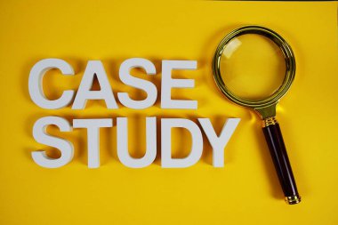 Vaka Çalışması metin iletisi ve sarı arka grup üzerinde büyüteç