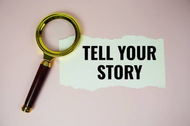 Pembe arka planda büyüteç görünümlü hikayenizi anlatın