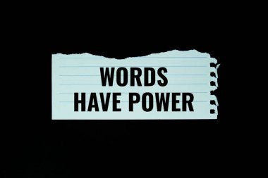 Kelimelerin güç metni siyah arkaplanda yırtık kağıt üzerine yazılmış