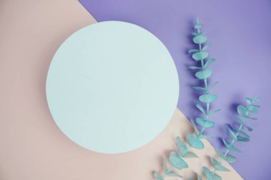 Beyaz yuvarlak podyum ürün sunumu