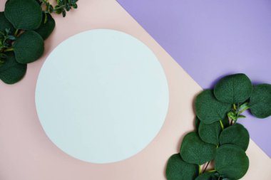 Beyaz yuvarlak podyum ürün sunumu