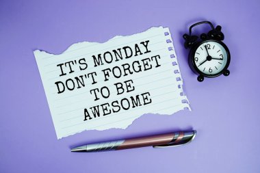 Bugün Pazartesi. Mor arka planda çalar saat ile motive edici ve ilham verici bir metin yazmayı unutmayın.