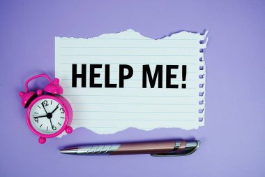 Yardım et bana! Alarm saati ile yırtılmış kağıt üzerindeki metin mor arkaplan üzerindeki üst görünüm