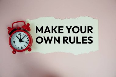 Kağıt üzerinde kendi kurallarınızı oluşturun. Pembe arka planda alarm tıklaması var.