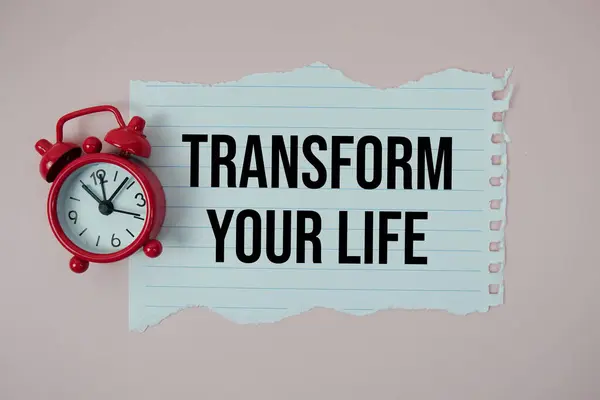 Yaşam metninizi, pembe arkaplanda alarmlı saat üst görünümü ile yırtılmış kağıda dönüştürün