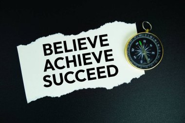 Get Achieve başarılı metin motivasyon ve ilham alıntısı siyah arka planda pusula ile