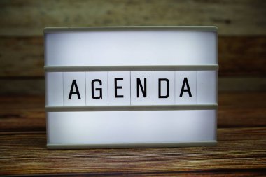 AGENDA LED Işıkkutusu üzerine ahşap arkaplan üzerine antetli metin, iş konsepti geçmişi