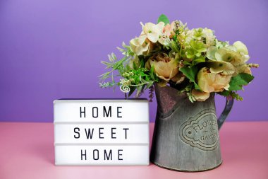 Pembe ve mor arkaplanda LED Işıkkutusu üzerine Home Sweet Home antetli metin