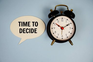 Mavi arkaplanda alarm saati üst görünümü ile konuşma bluble üzerindeki metni ayırma zamanı
