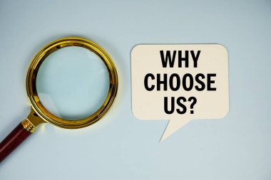 Neden bizi seçtin? Mavi arkaplanda büyüteç görünümlü bluble üzerine metin