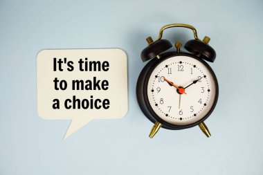 Kabarcık konuşması üzerine mavi arkaplanda alarmlı saat üst görünümü olan bir metin yazma zamanı.