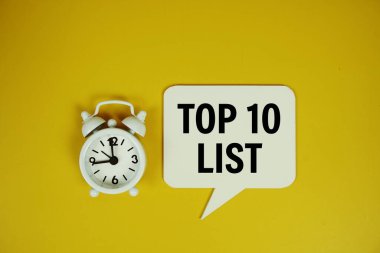 Sarı arkaplanda büyüteç görünümlü en iyi 10 konuşma bluble metni