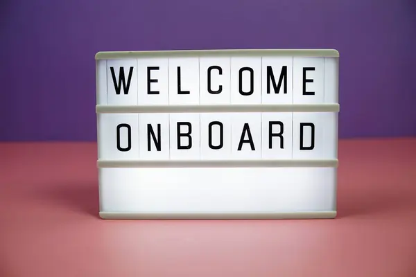 Pembe ve mor arkaplandaki LED Işık Kutusu 'na hoş geldiniz.