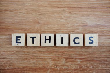 ETHICS alfabe harfleri ahşap arkaplanda üst görünüm