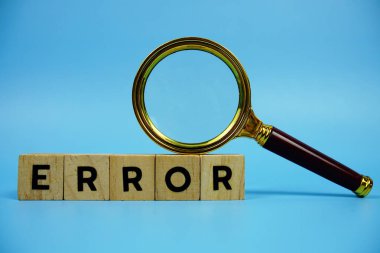 Ahşap bloklar alfabe harfleri ve mavi arkaplanda büyüteç hatası