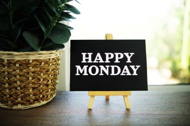 Kağıt üzerinde mutlu Pazartesi metinleri Tahta arka planda sandal ile