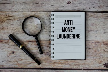 Not defteri, İş ve Finans konsepti arkaplanındaki Para Aklamayla Mücadele (AML) metni