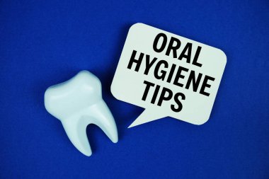 Oral Hijyen İpuçları konuşma baloncuğunda beyaz diş modelinin mavi arka planda olduğu metin