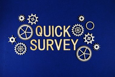 Lacivert arkaplan üzerinde vites ögesi olan hızlı araştırma alfabesi harfleri