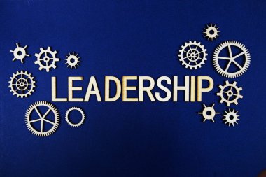 Lacivert arka planda vites elementli liderlik alfabesi harfleri