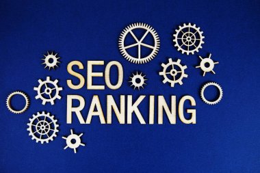 SEO sıralamasında alfabe harfleri ve lacivert arkaplan üzerinde vites ögesi