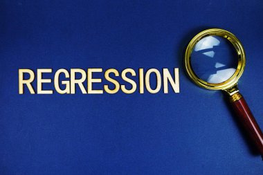 Lacivert arka planda büyüteç bulunan gerileme alfabesi harfleri