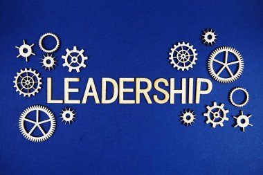 Lacivert arka planda vites elementli liderlik alfabesi harfleri