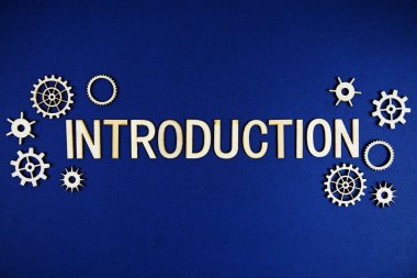 Donanma mavisi arkaplanda dişli elementli giriş alfabesi harfleri