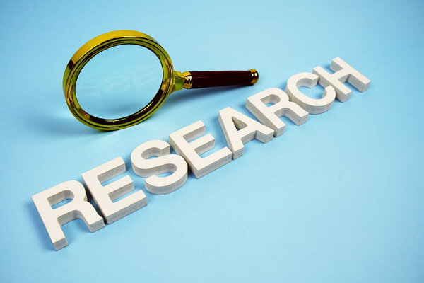 Palabra Investigación Con Lupa Vista Superior Sobre Fondo Azul — Foto de Stock