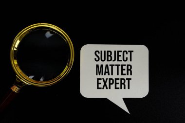 Konu Madde Uzmanı metin konuşma bluble üzerinde büyüteç üst görünümü siyah arkaplan üzerinde