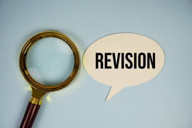 Konuşma bluble üzerindeki sürüm metni mavi arkaplanda büyüteç üst görünümü ile