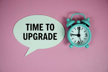 Konuşma bluble 'ında alarm saati üst görünümü pembe arkaplanda olan metni güncelleme zamanı