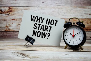 Neden şimdi başlamıyorsun? Tahta zemin üzerinde alarm saati olan kağıt kart üzerine metin