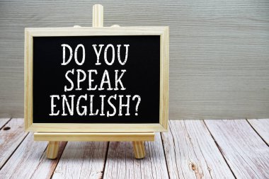 İngilizce konuşabiliyor musun? Tahta üzerine tahta zemin üzerine resim sehpası ile yazılmış metin