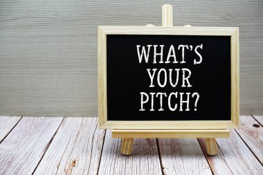 Sunumun nedir? Tahta üzerine tahta zemin üzerine resim sehpası ile yazılmış metin