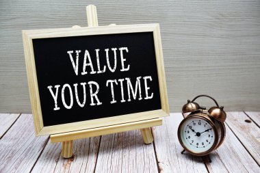 Tahtaya yazdığınız zaman metninin değerini tahta zemin üzerinde alarmlı saat ile belirtin