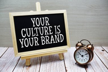 Kültürünüz, tahta tahtaya yazılmış ve ahşap zemin üzerinde alarm saati olan markanızdır.