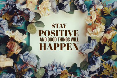 Pozitif kalırsan iyi şeyler olacak. Mesaj motivasyon ve ilham verici.