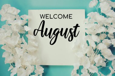 Mavi arkaplanda çiçek açan Ağustos ayına hoş geldiniz metni