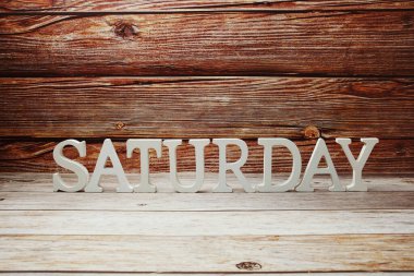 Tahta arka planda cumartesi alfabesi harfleri