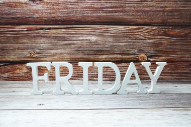 Ahşap arka planda Cuma alfabesi harfleri