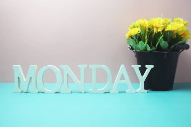 Mavi arkaplanda Pazartesi alfabesi harfleri