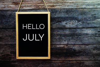 Merhaba Temmuz tipografi metni duvarda asılı duran tahtada