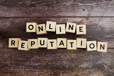 Çevrimiçi İtibar kelimesi alfabe harfleri ahşap arka planda