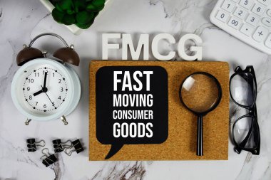 FMCG - Hızlı Hareketli Tüketici Malları Hesap makinesi, alarm saati ve büyüteç, İş ve Finans konsepti arka planı ile kısaltması