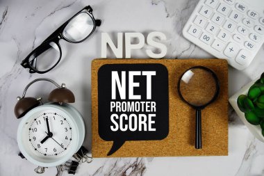NPS - İnternet Tanıtımcısı Hesap makinesi, alarm saati ve büyüteç, iş konsepti arka planı ile kısayol puanı