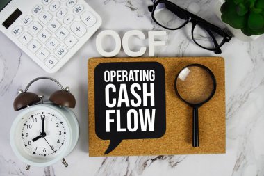 OCF, hesap makinesi, alarm saati ve büyüteç, iş konsepti arka planı ile Cash Flow kısaltmasını çalıştırıyor
